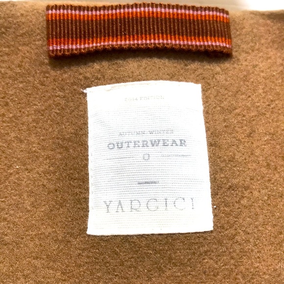 Wool-Blend Short Coat

Classic short coat in our soft wool-blend - Picture 4 of 13